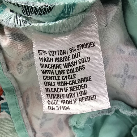 CROWN & IVY | SHELBY 97% COTTON BLEND SCALLOPED HEM GEO TILE SHORTS - Picture 14 of 16